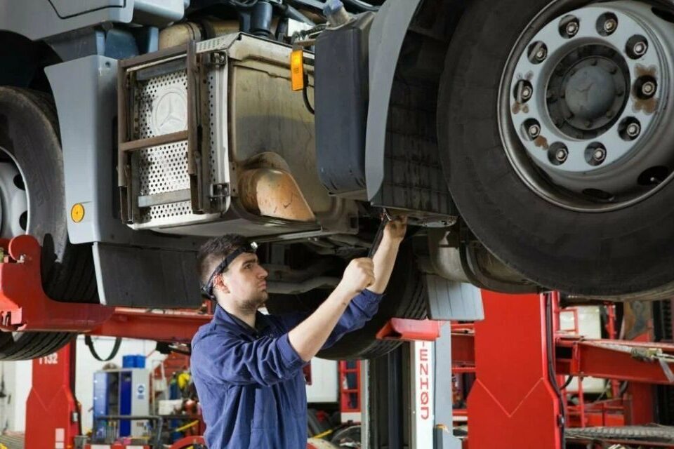 How to Optimize Fuel Efficiency Through Proper Truck Service